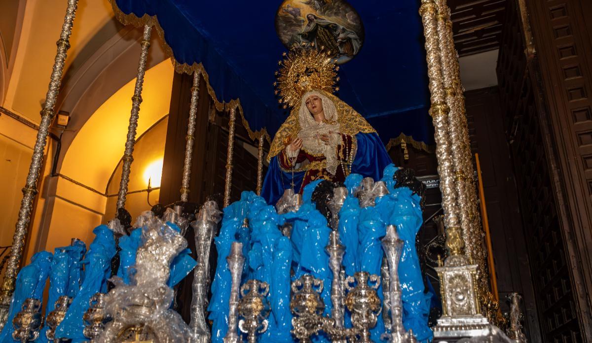 La Hermandad de los Gitanos prepara el paso de Semana Santa.