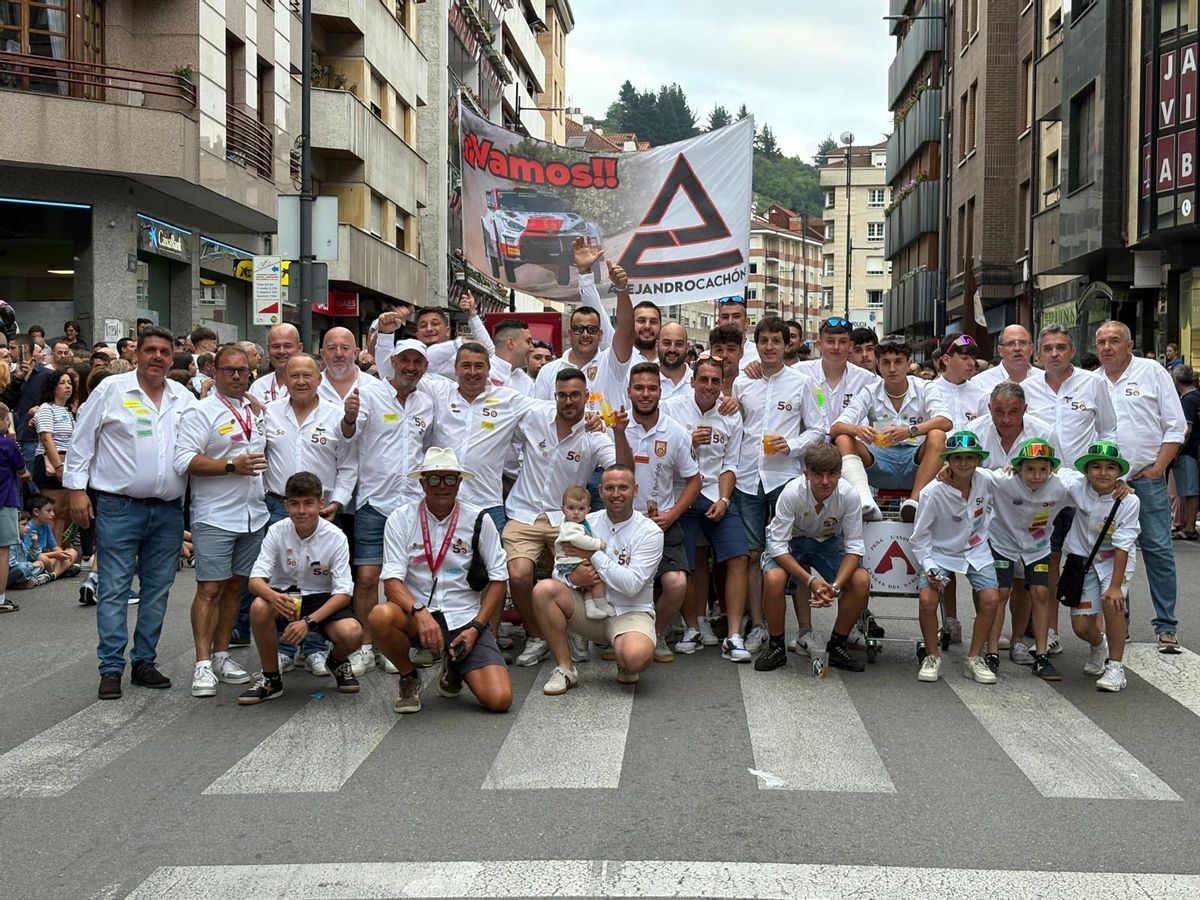 La peña la Andolina, durante el desfile de peñas.