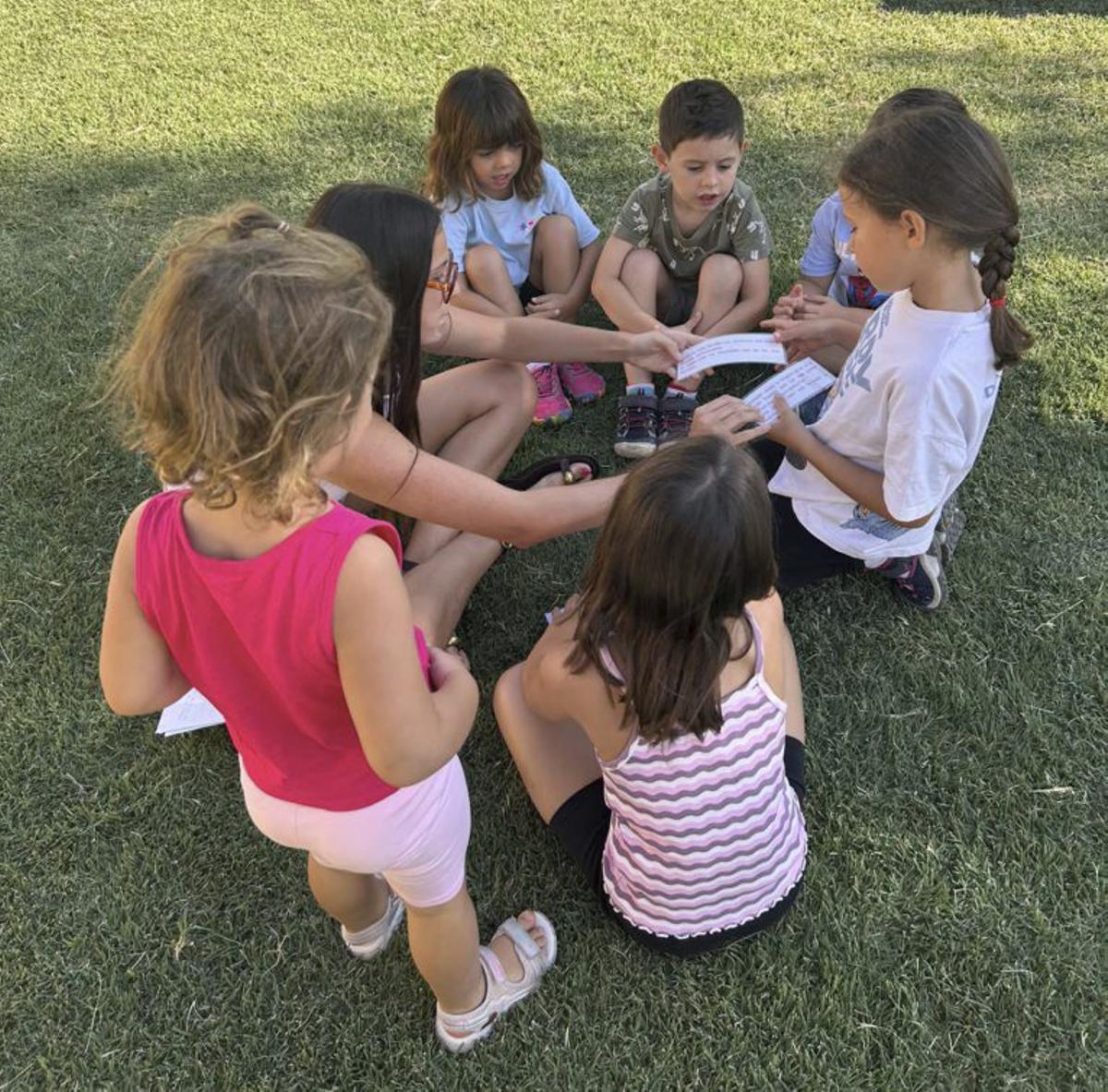 En círculo, junto a Itziar, compartiendo ideas. | SERVICIO ESPECIAL