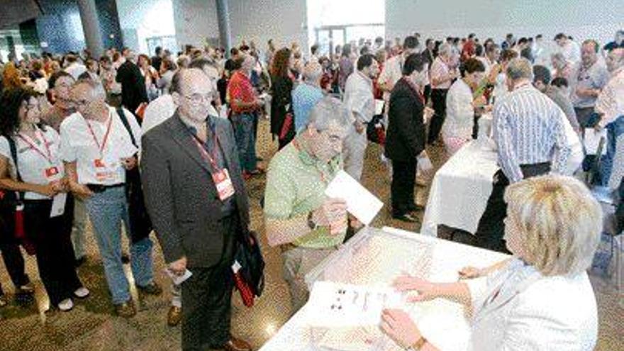 Un momento de la votación de los delegados del Congreso socialista. / xoán álvarez