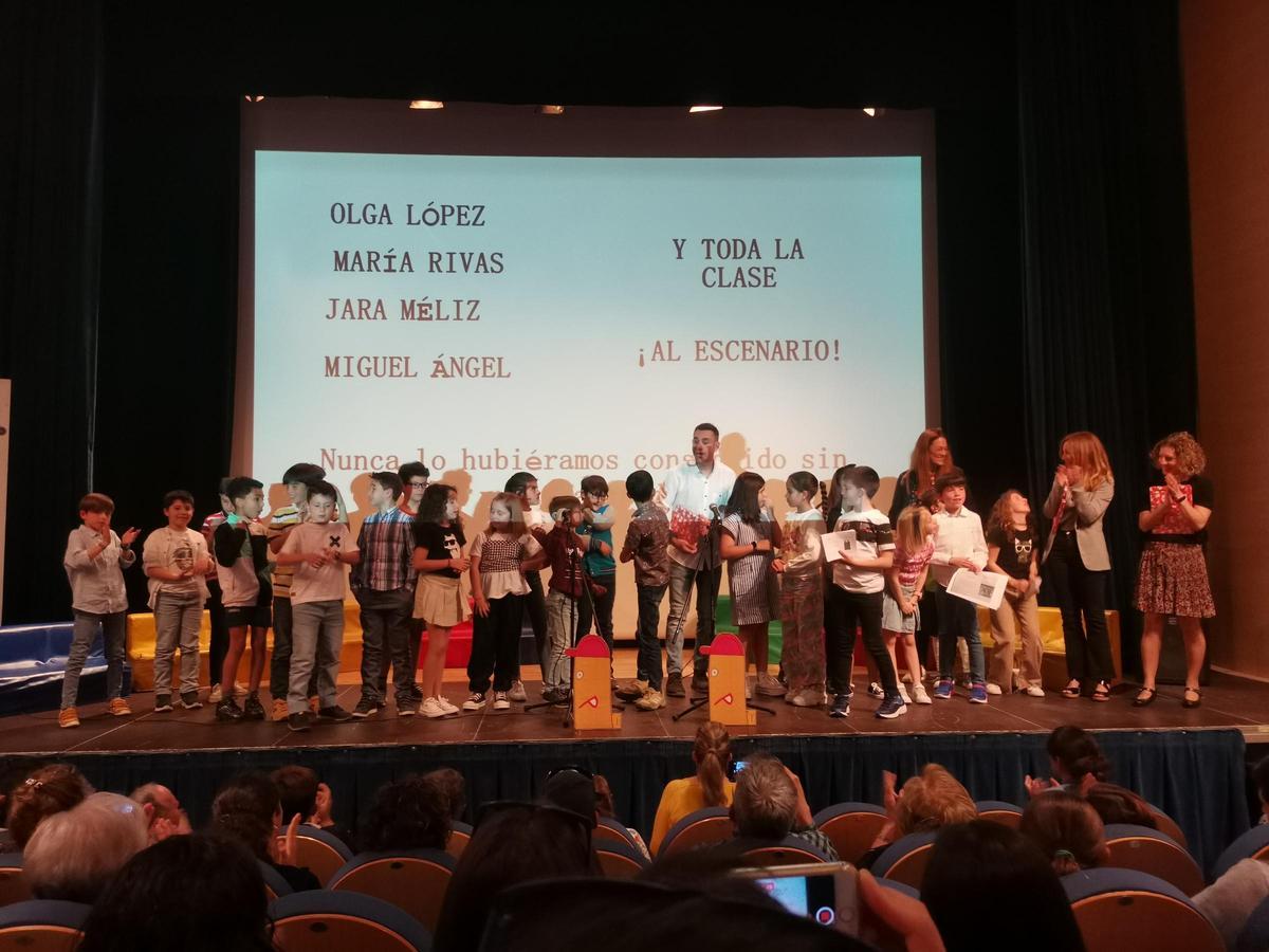 Los alumnos y alumnas que han escrito el libro 'Panchito culo plano', en la presentación del mismo.