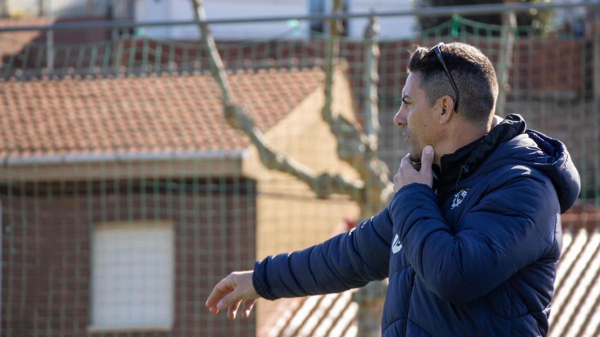 Óscar González da instrucciones durante un partido con los infantiles del Valladolid.