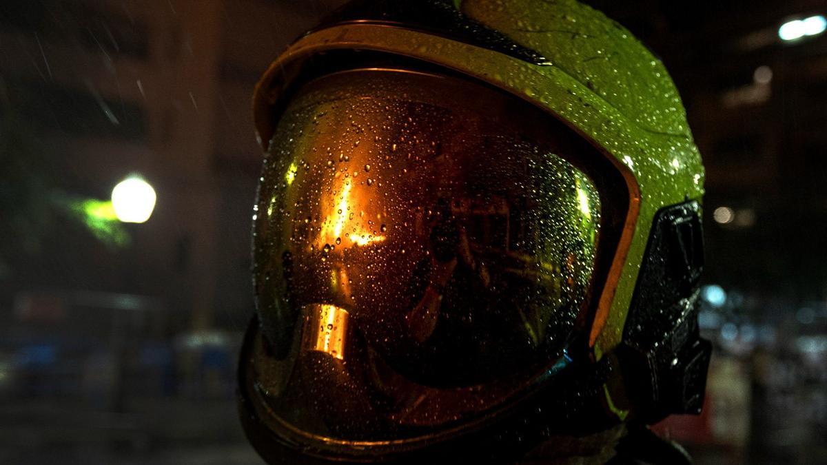 Un bombero de Alicante durante la noche de la Cremà de 2023 en Florida Portazgo.