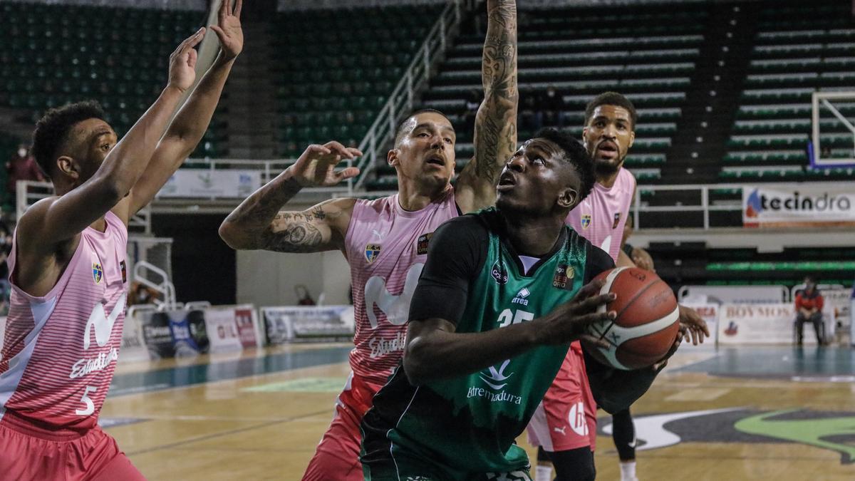 Romaric Belemene amaga durante el partido ante el Movistar Estudiantes.