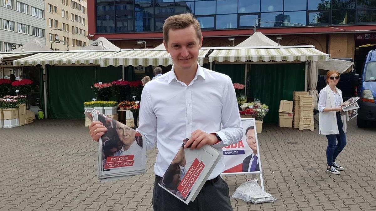 Sebastian Kaleta, diputado del PiS, haciendo campaña en las calles de Varsovia.
