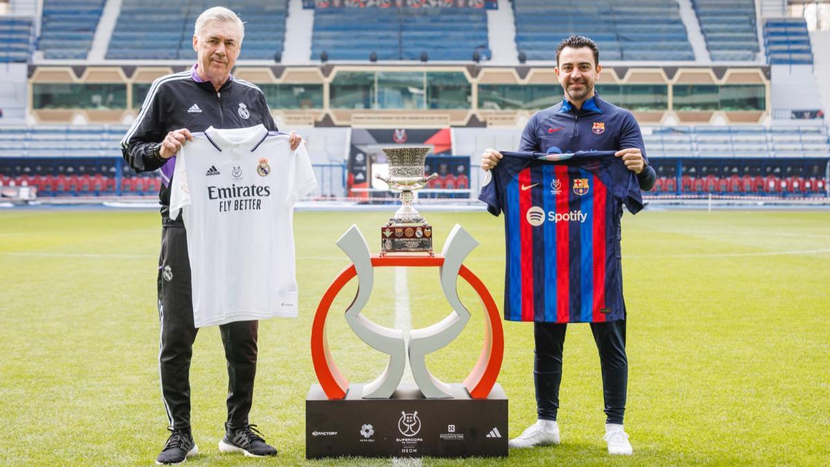 Xavi Hernández y Ancelotti posan con el trofeo de la Supercopa de España