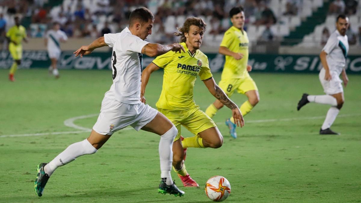 Christian Carracedo, durante una jugada del partido ante el Villarreal B en El Arcángel.