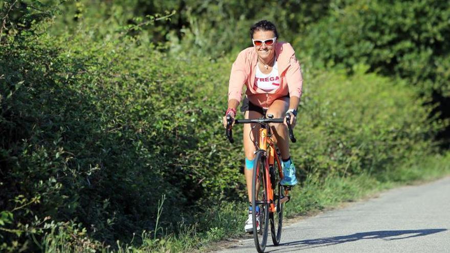 Julia Vaquero entrenando en bicicleta por A Guarda. 