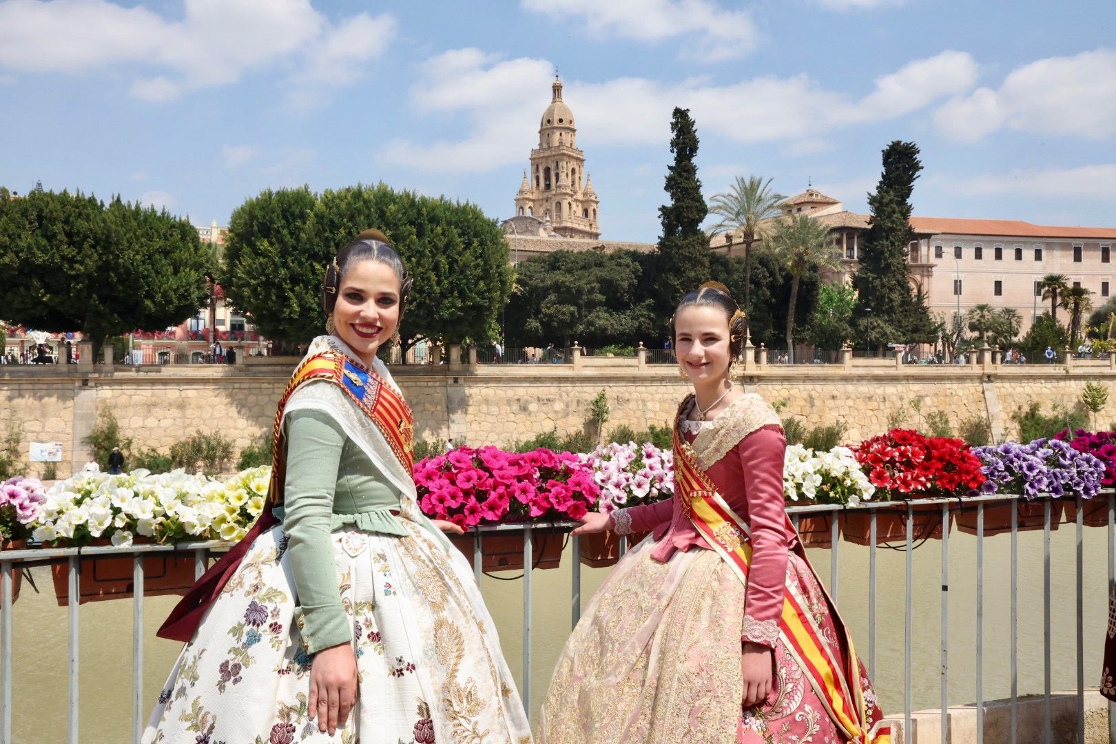 Carmen y Nerea descubren la "tronaera" y el Bando más divertido en Murcia