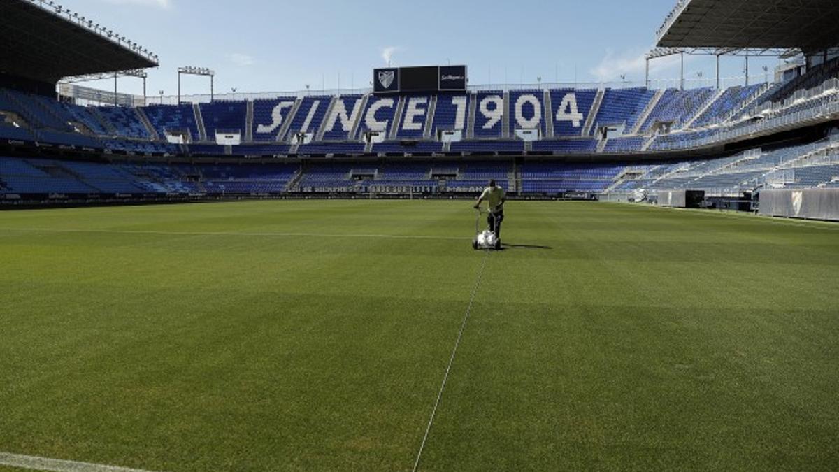 Hoy han comenzado las labores de renovación del verde malacitano