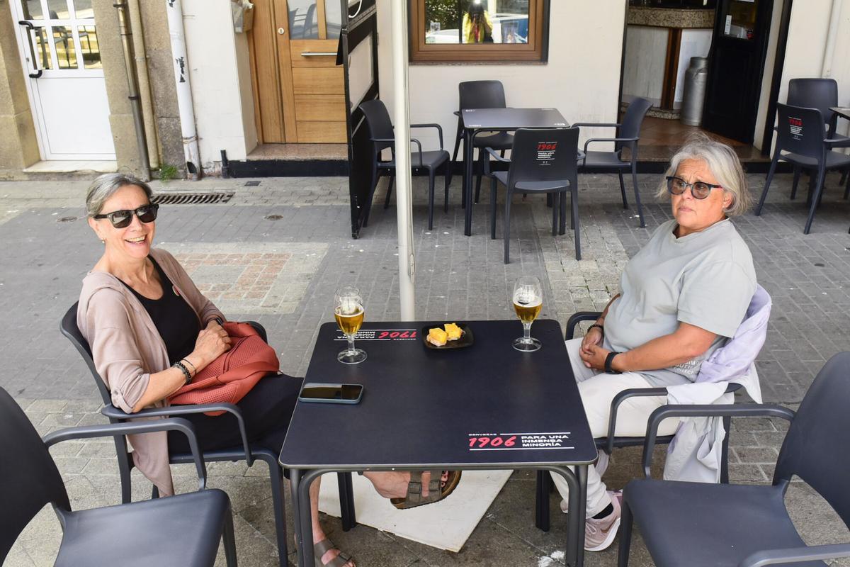 Luli y Nancy Pita en una terraza de A Coruña
