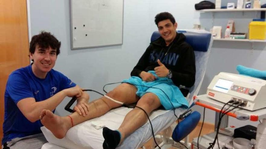 Nico Pandiani durante el tratamiento con el fisio.