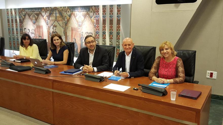 La consejera Tomás (d), con Coronado y Martínez, ayer en la Asamblea.