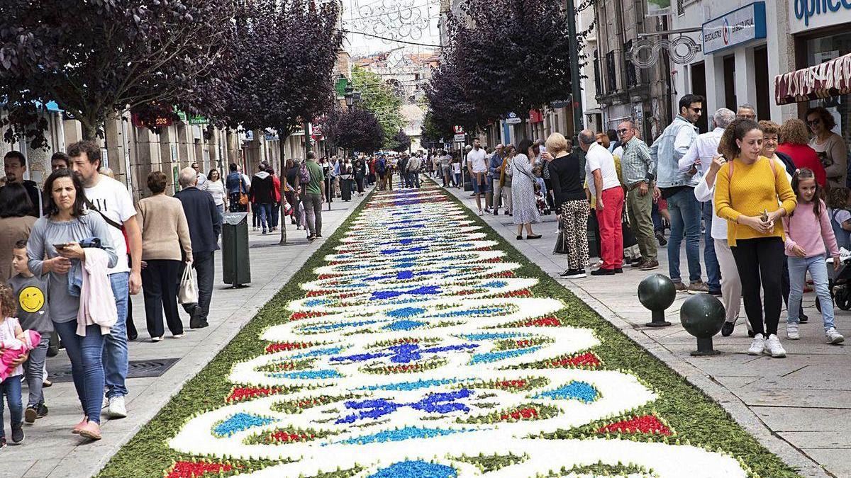 Vecinos en la rúa Alfonso XII de Redondela, peatonalizada durante unas Festas da Coca.