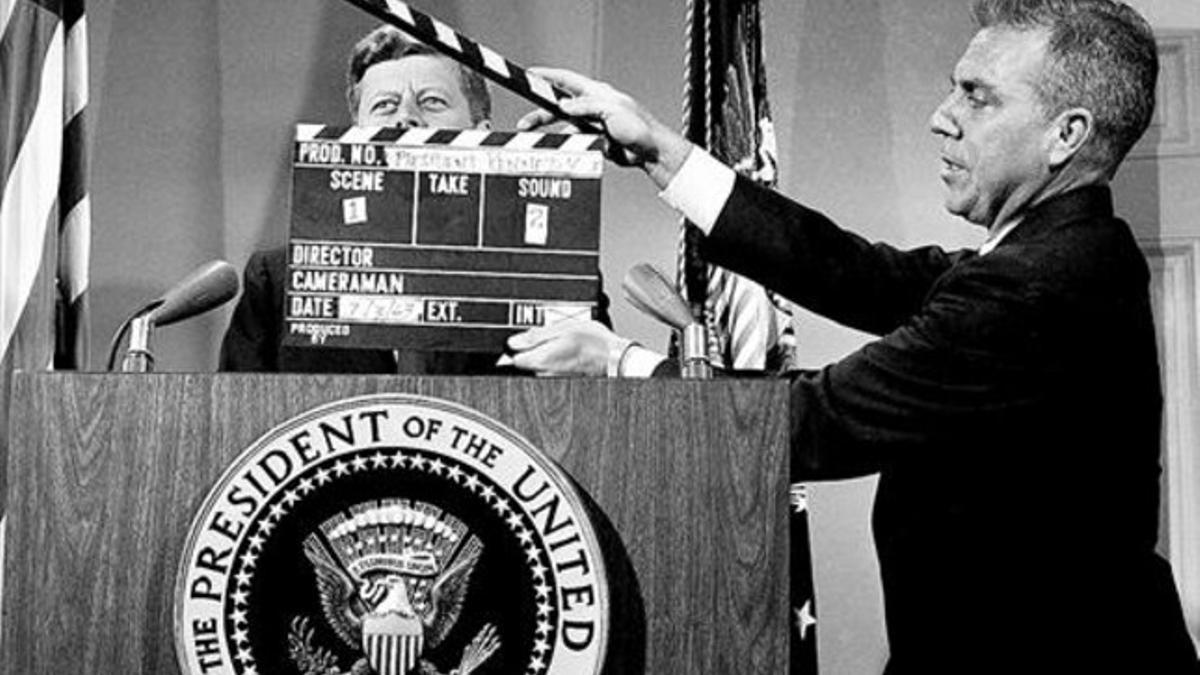 Grabación  8 El presidente John F. Kennedy, antes de empezar una comparecencia registrada para la televisión en la Casa Blanca en 1963.