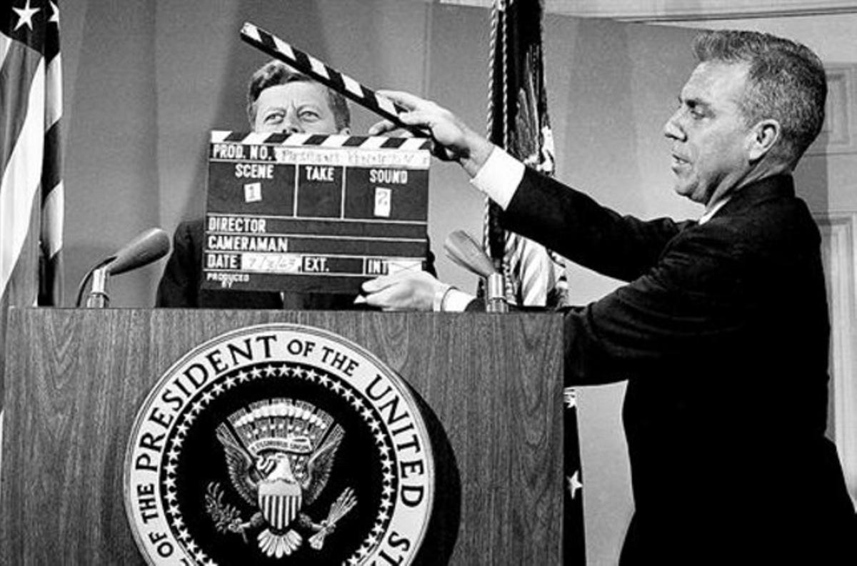 Gravació  8 El president John F. Kennedy, abans de començar una compareixença enregistrada per a la televisió a la Casa Blanca el 1963.