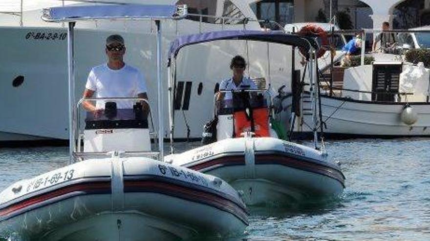 Las dos barcas de vigilancia en el puerto de la Savina.