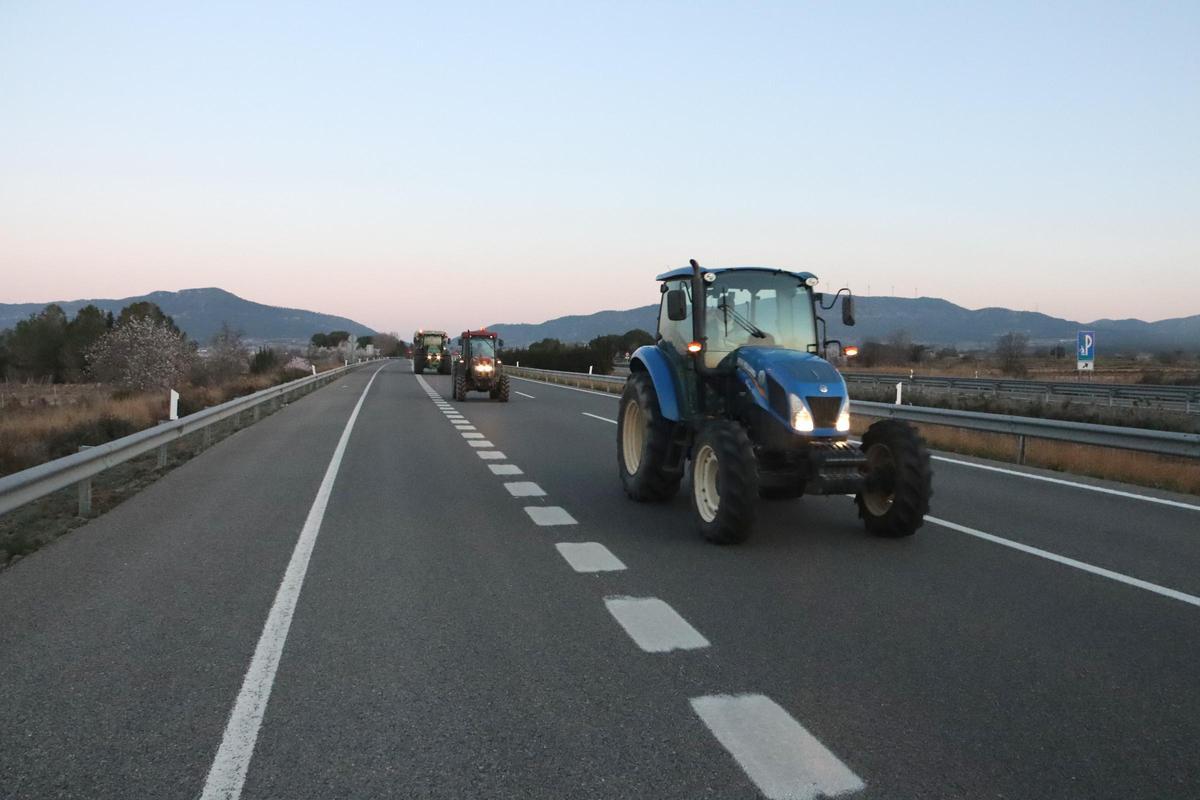 Tractores del Camp de Tarragona salen hacia Barcelona en una marcha lenta por la AP-2