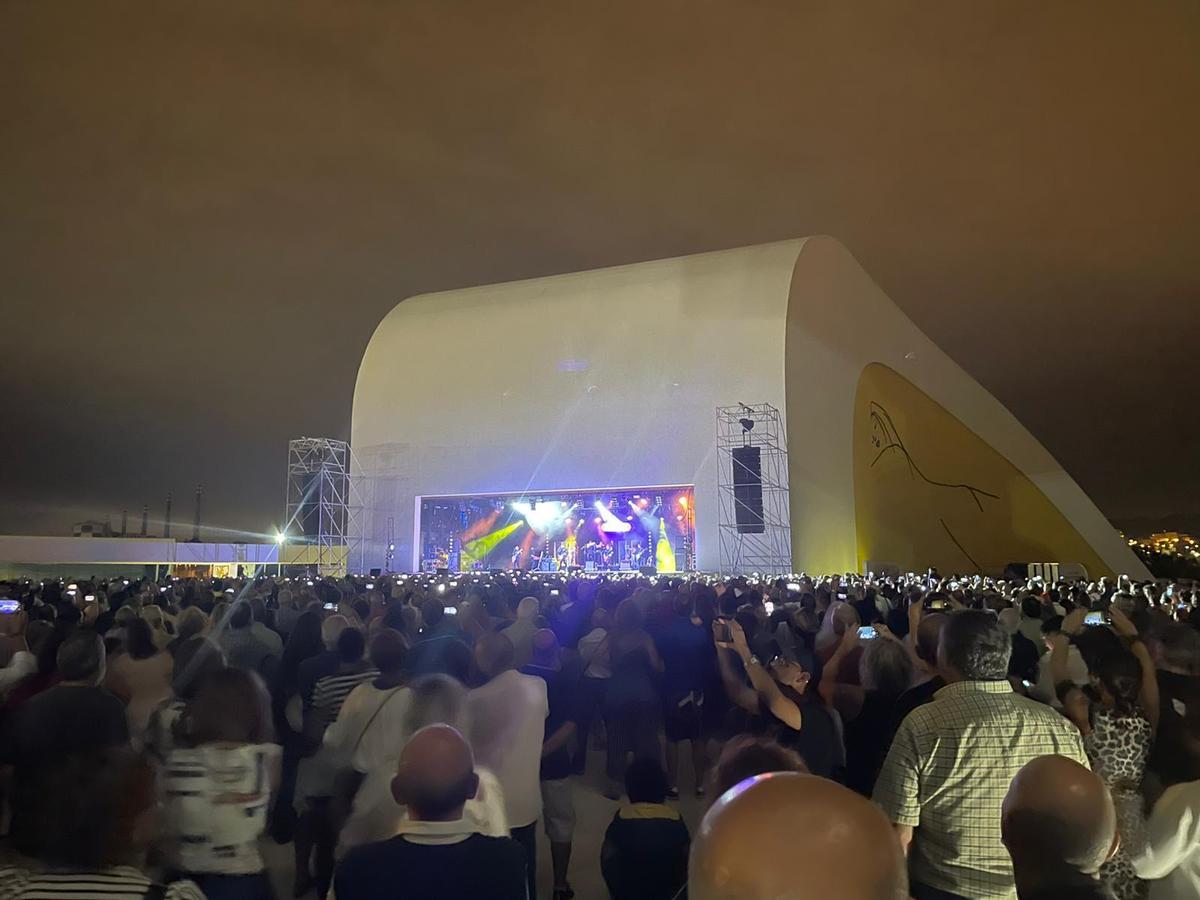 Una actuación de "Café Quijano" en la explanada del Niemeyer en 2022.