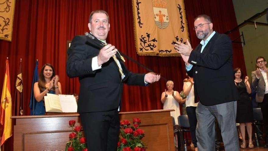 Andrés García Cánovas recoge el bastón de mando de manos de Juan José Cánovas.