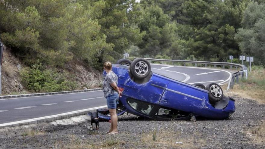 Tres heridos al volcar con su coche en la entrada a Cala Major