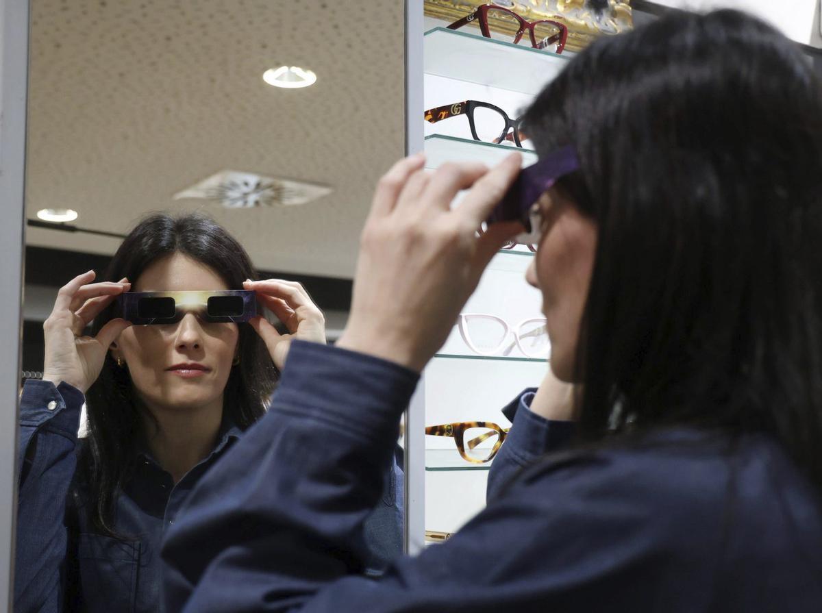 Cristina Domínguez, con las gafas homologadas para eclipse.