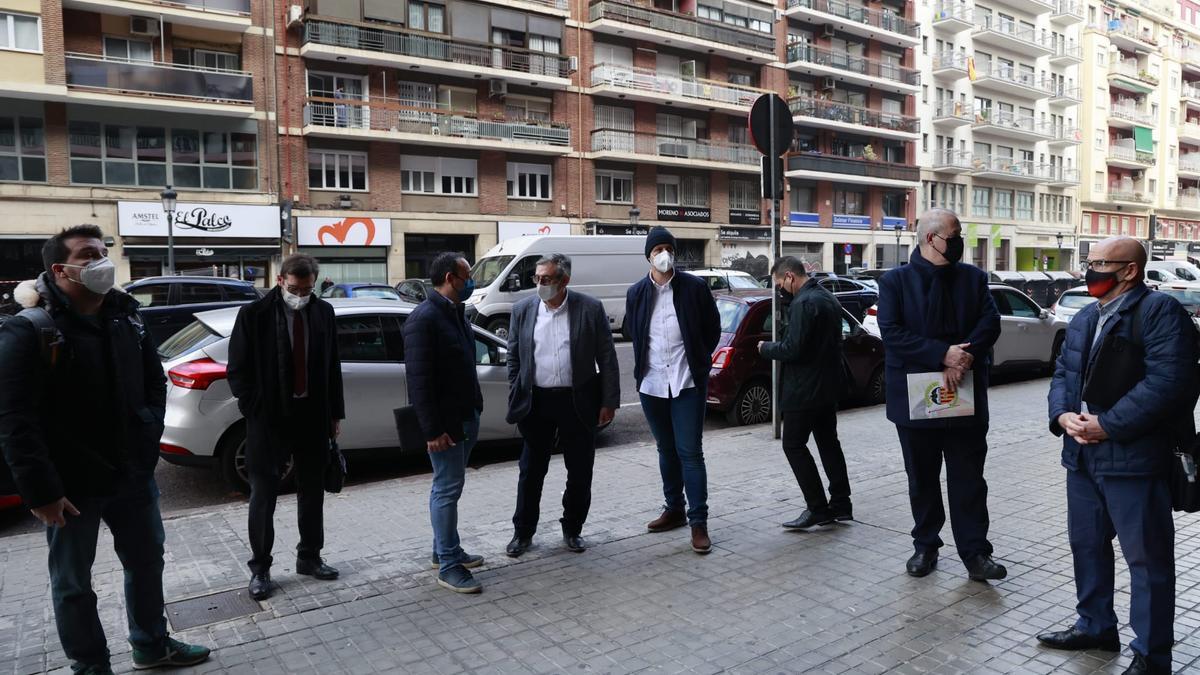 La llegada de los representantes de la afición a la Junta del Valencia CF