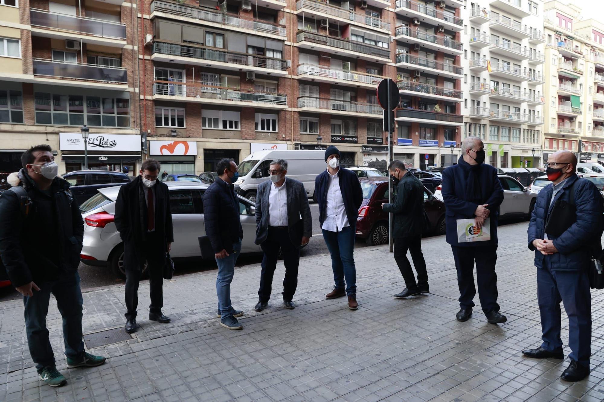 La llegada de los representantes de la afición a la Junta del Valencia CF