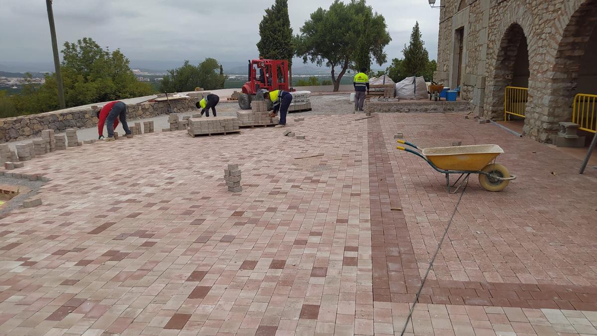 Las obras para nivelar la explanada de Sant Antoni de Betxí van a buen ritmo y el Ayuntamiento programa ya actos.