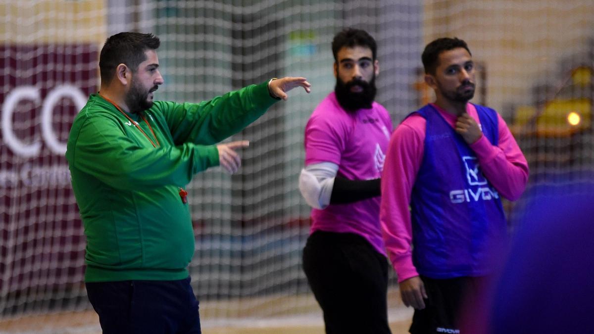 Josan González da instrucciones a Prieto y Perin en un entrenamiento de la pasada temporada.