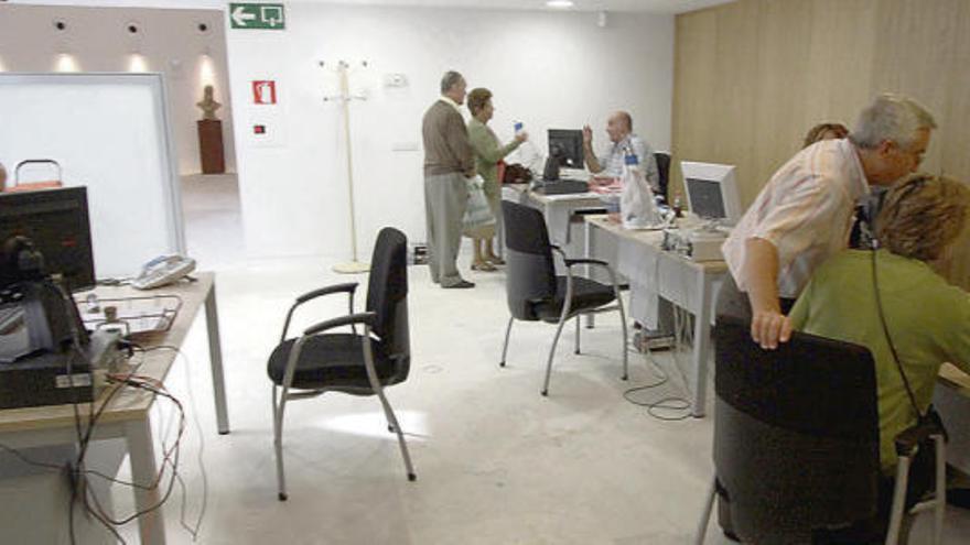 Trabajadores de la Diputación en las oficinas del edificio de Las Arcadas.