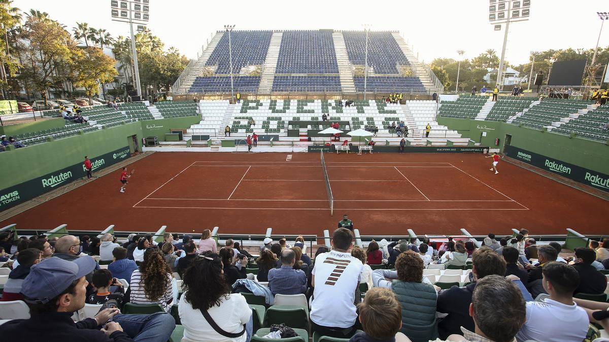 La pista central del club de tenis Puente Romano, donde se disputará la eliminatoria de la Copa Davis entre España y Rumanía.