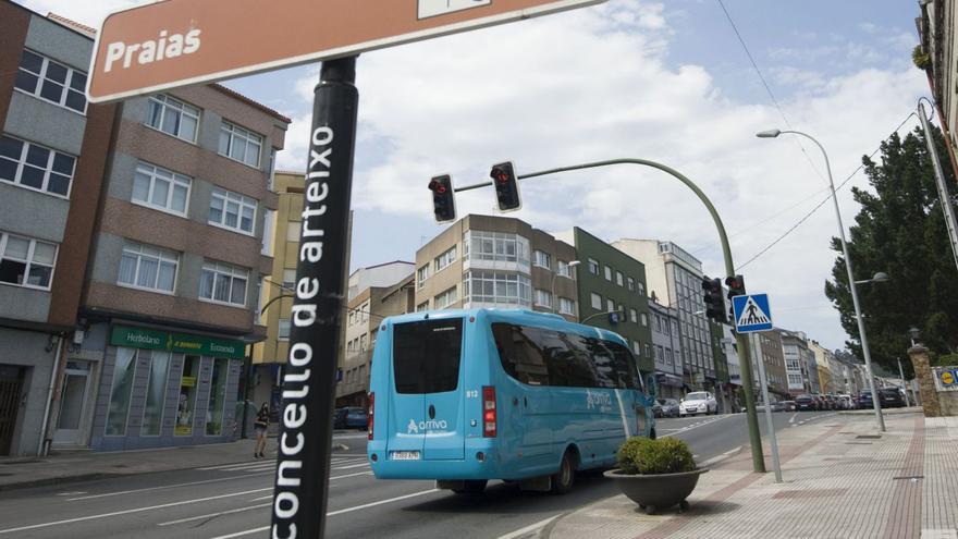 Un autobús del servicio de transporte público del Concello de Arteixo. |   // CASTELEIRO/ROLLER AGENCIA