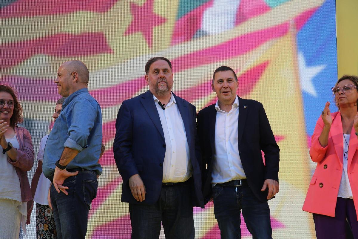 El líder de ERC, Oriol Junqueras, y el de EH Bildu, Arnaldo Otegi, en 2023 en un mitin en Barcelona.