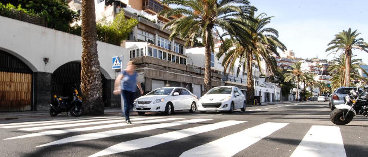 Los vecinos del Paseo de Chil piden un semáforo para el paso de peatones