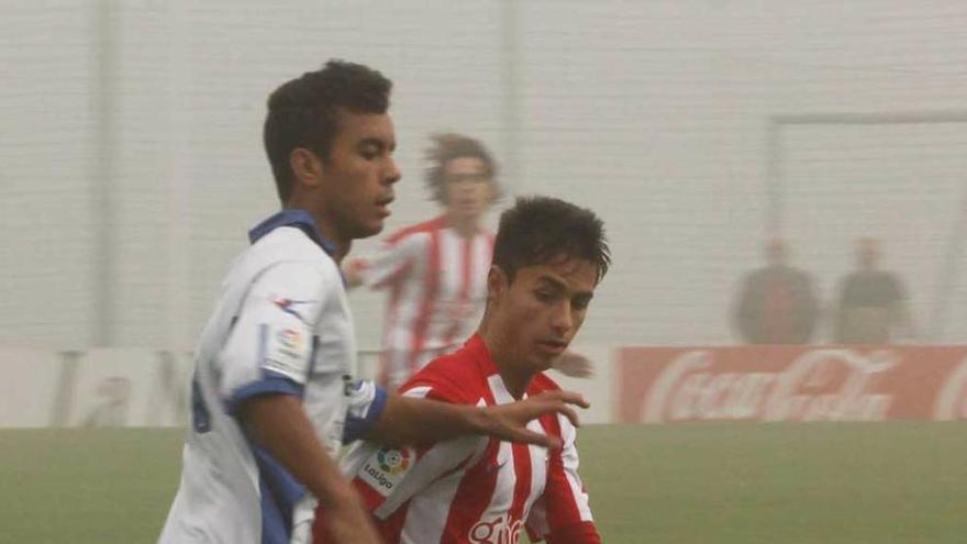 Matheus, a la izquierda, lucha un balón con Jaime Santos.