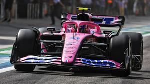 Ocon con el Alpine rosa en Bahréin