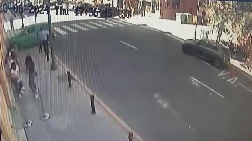 Un vehículo se choca contra la comisaría de Russafa por un ataque epiléptico de su conductor