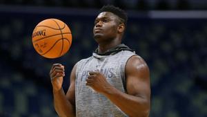 Zion Williamson calienta antes de un partido de pretemporada en el Smoothie King Center, en Nueva Orleans