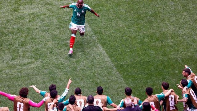 Julián Quiñones celebra el primer gol de Mèxic contra Sud-àfrica, ahir a l’estadi Azteca | RODRIGO OROPEZA / AFP