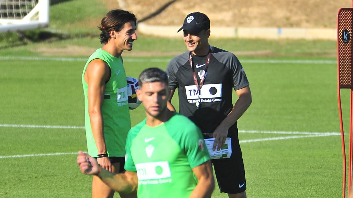 Francisco charla con Pere Milla durante un entrenamiento