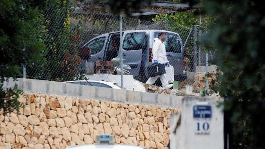 Un miembro de la policía científica, en la vivienda. | efe