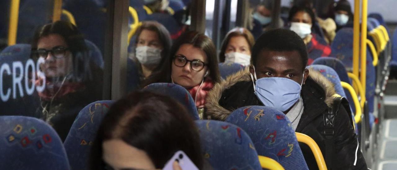 Viajeros en un autobús