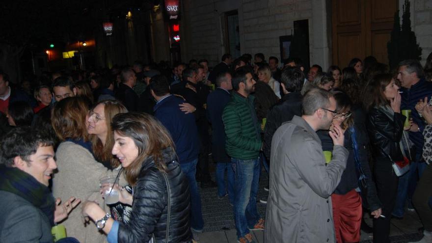 Imagen de un numerows grupo d egente congregada en torno a uno de los pubs que organizan la marcha