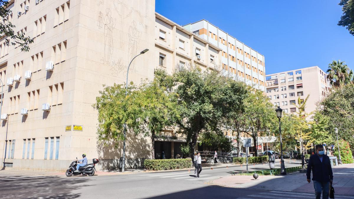 Edificio de la Audiencia Provincial de Badajoz, en la avenida de Colón.