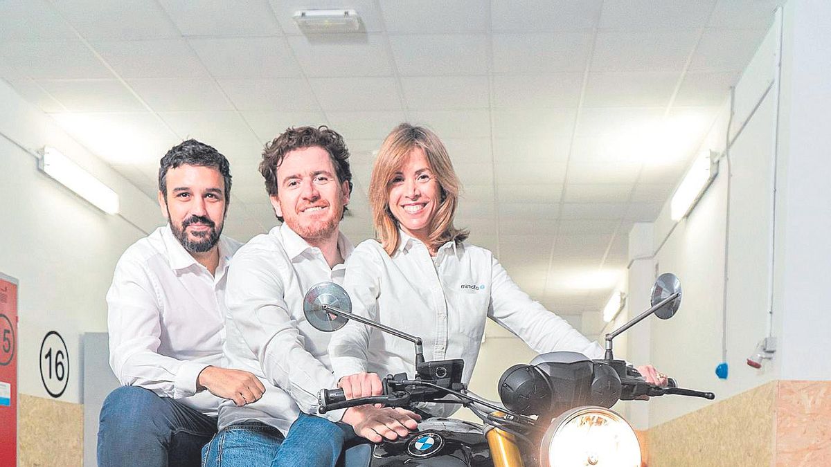 De izquierda a derecha, los fundadores de Mimoto, Alejandro Martín, Juan de Dios Martos y Begoña Entrena, en uno de sus locales