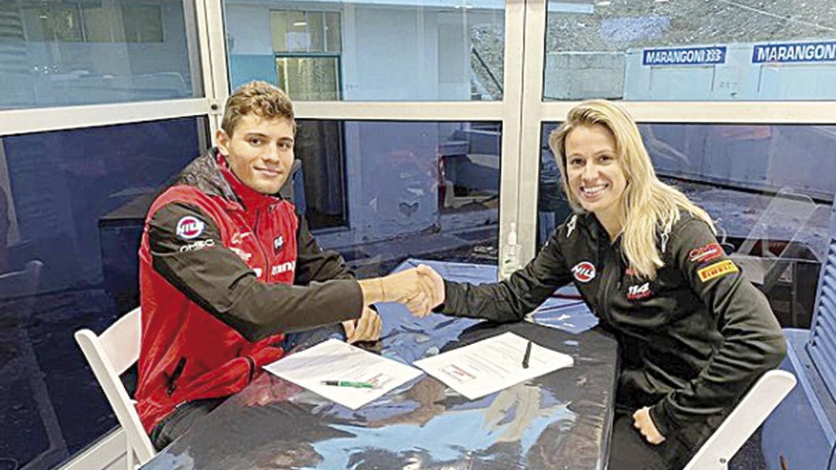 Fernández con Livia Lancelot en la firma de su contrato con Honda 114 Motorsport