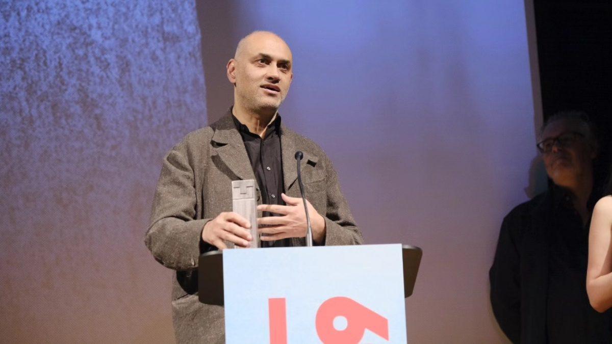 Kamal Aljafari, cineasta palestino, con el Premio Cineuropa.