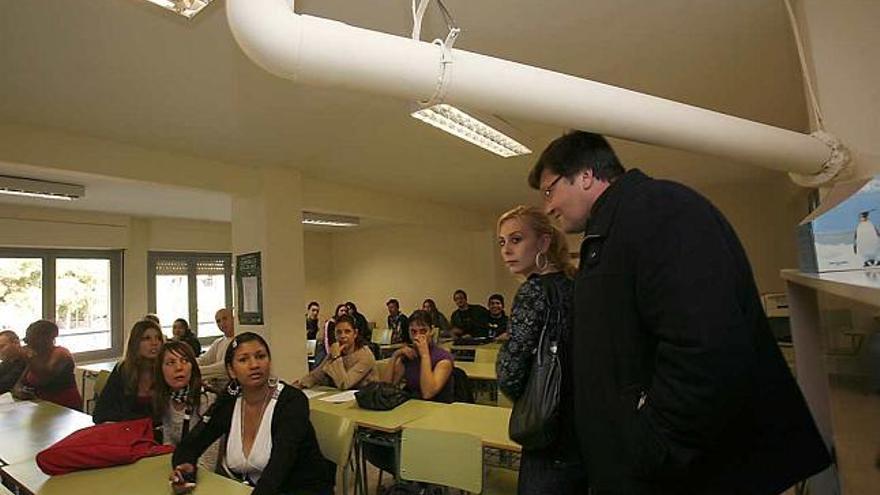 Alumnos en una de las aulas del centro de adultos Paulo Freire de Alicante al término de la asamblea comarcal