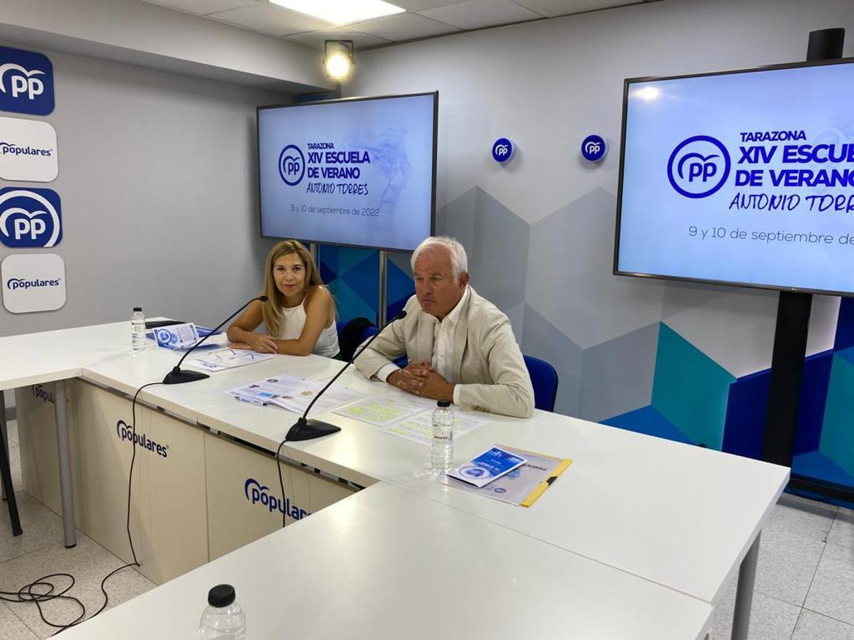 Ana Alós y Eloy Suárez, durante la presentación de las jornadas.